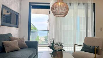 Appartement (One-Bedroom Apartment With Terrace (T) | Salle de séjour | Télévision à écran plat de 32 pouces avec chaînes par câble