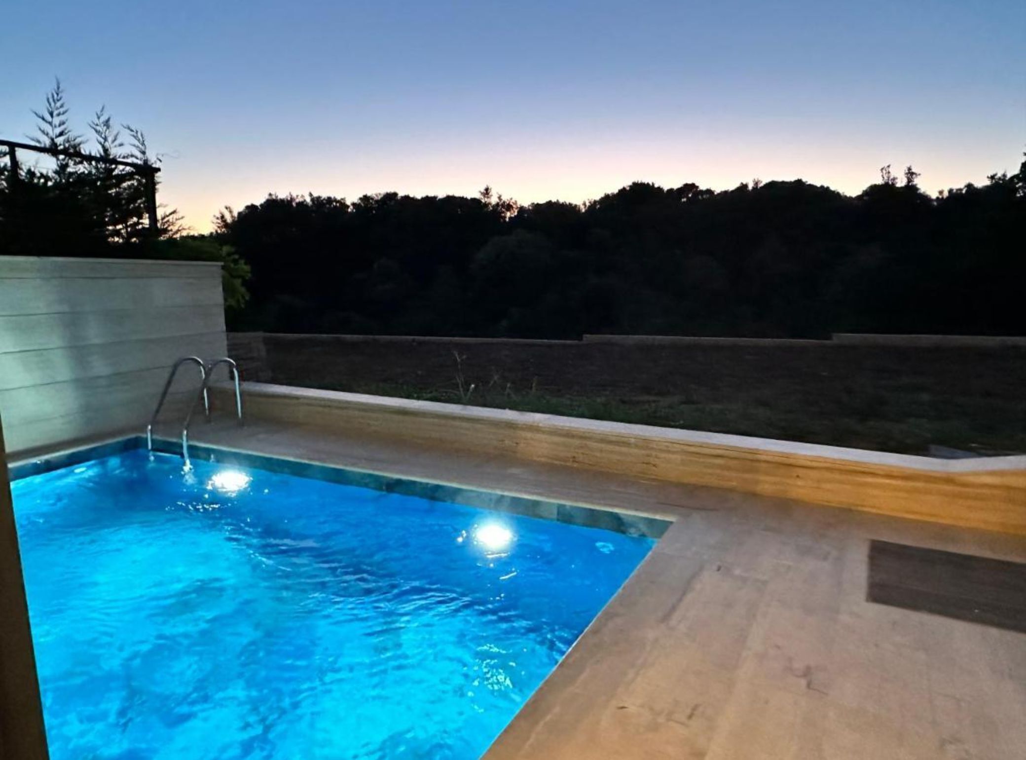 حمام سباحة خارجي