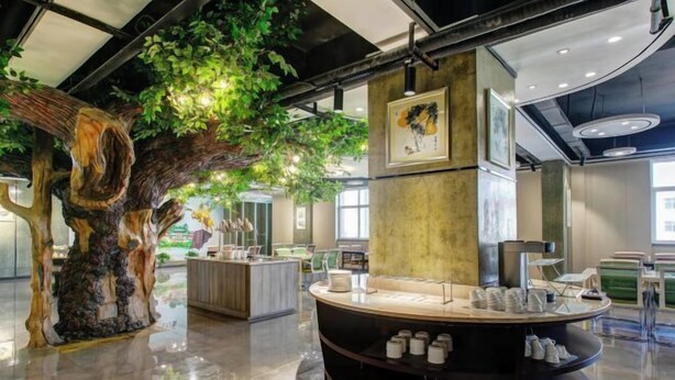 A modern lobby with a central reception desk, a large tree sculpture, and artwork on the walls. - Yuncheng Juhetai Hotel (Yanhu South Wind Square) (Yuncheng)