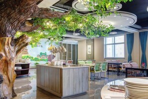 A modern interior with a central wooden island, seating arrangements, and a large window providing natural light. - Yuncheng Juhetai Hotel (Yanhu South Wind Square) (Yuncheng)