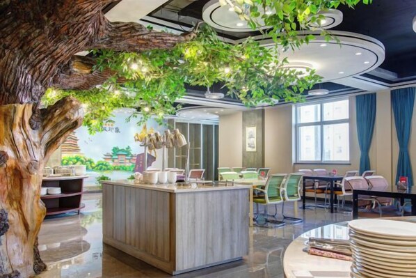 A modern interior with a central wooden island, seating arrangements, and a large window providing natural light. - Yuncheng Juhetai Hotel (Yanhu South Wind Square) (Yuncheng)