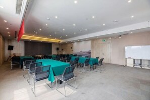 A conference room with a long table, chairs, a whiteboard, and a projector screen. - Yuncheng Juhetai Hotel (Yanhu South Wind Square) (Yuncheng)