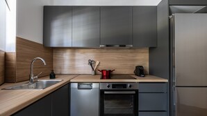 Eine moderne Küche mit Edelstahlgeräten, Holz Arbeitsplatten und einem eingebauten Ofen.