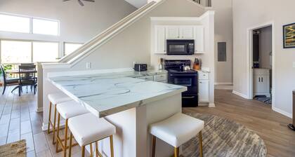 Contemporary Downtown Loft | Walk Everywhere!