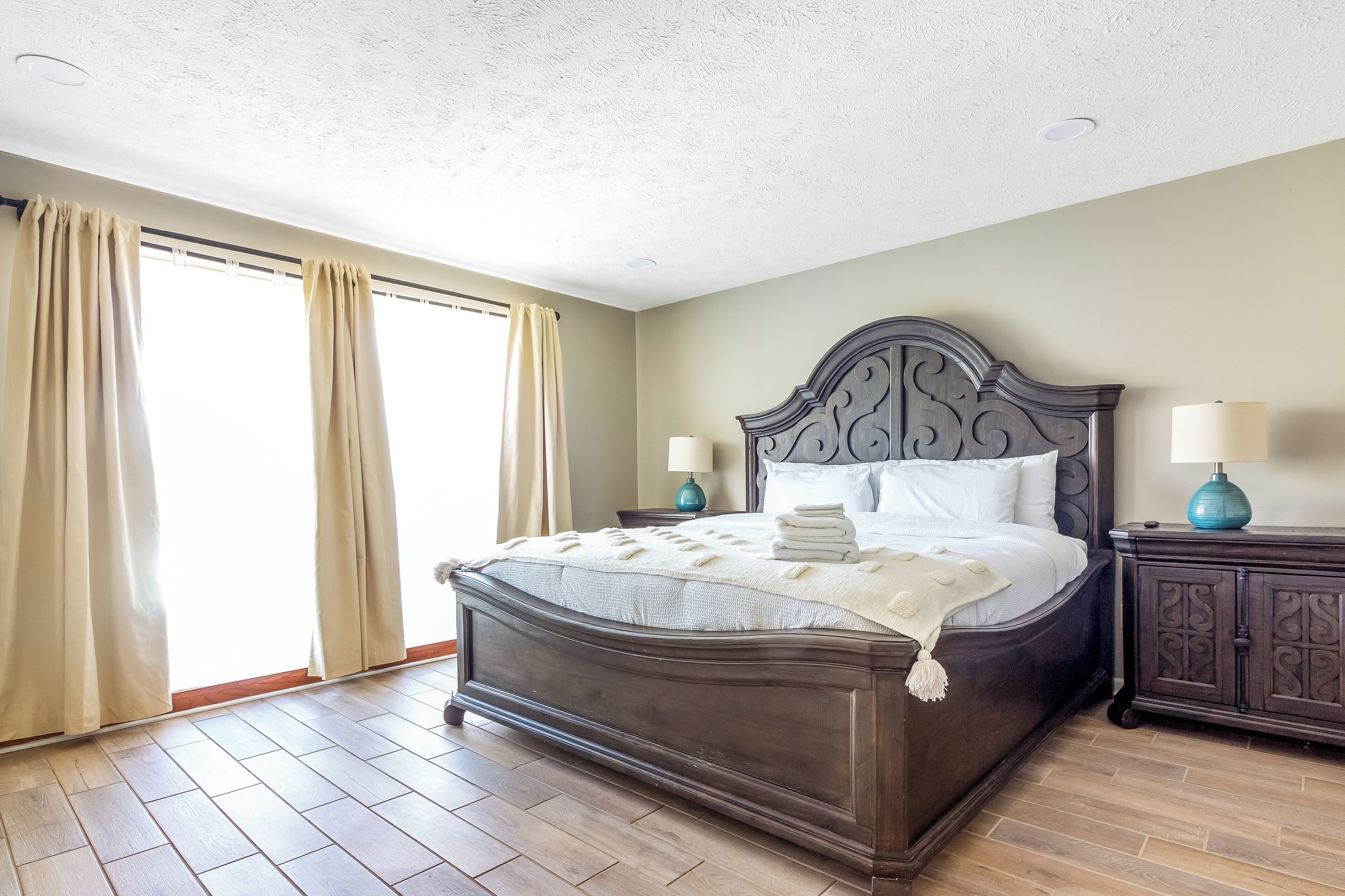 4 bedrooms, desk, iron/ironing board, travel crib