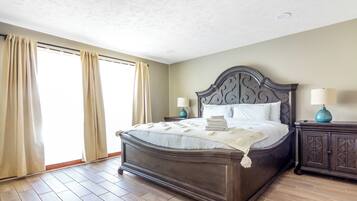 4 bedrooms, desk, iron/ironing board, travel crib