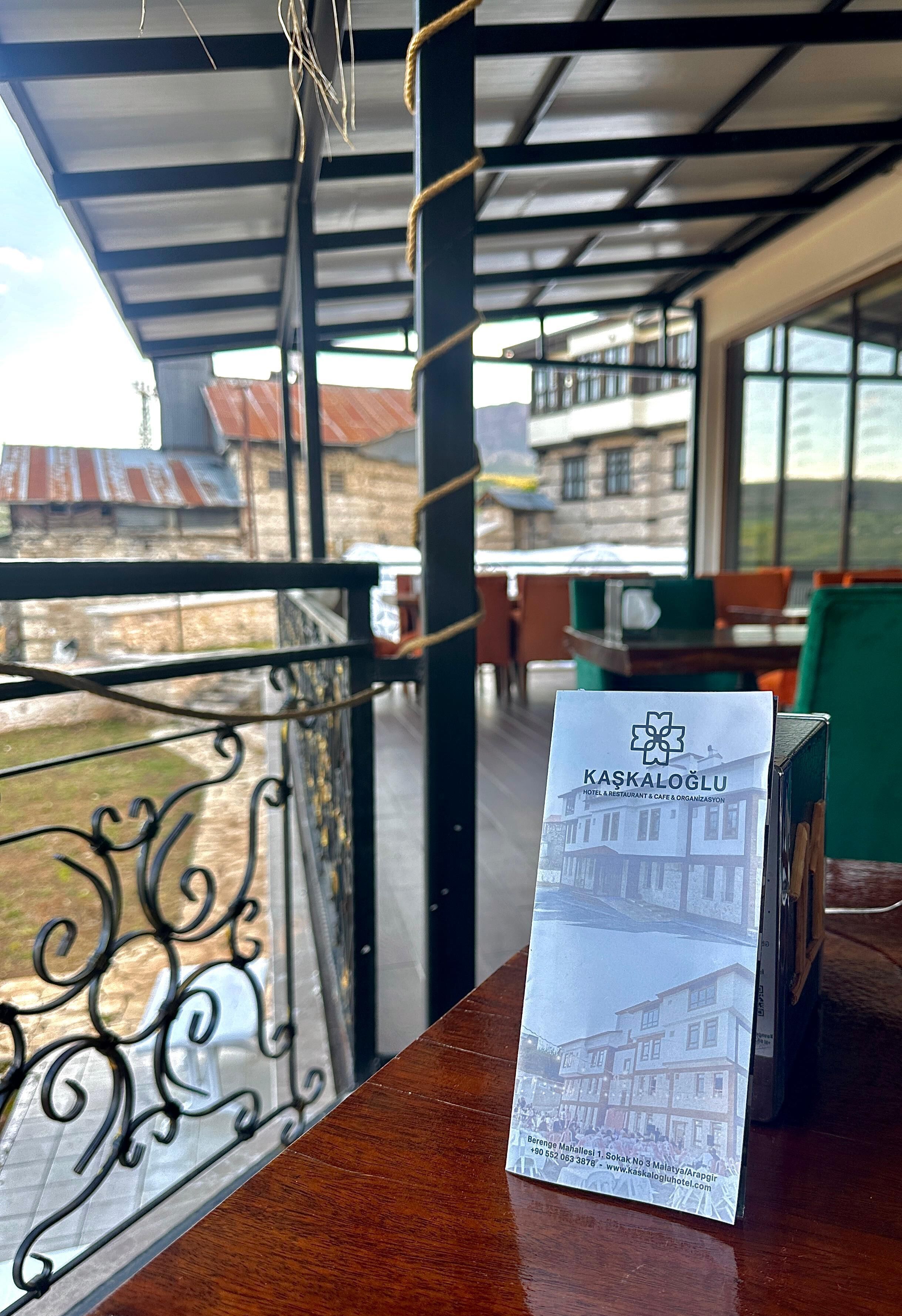 Un folleto sobre una mesa, con vista a un balcón y zona de estar al aire libre.