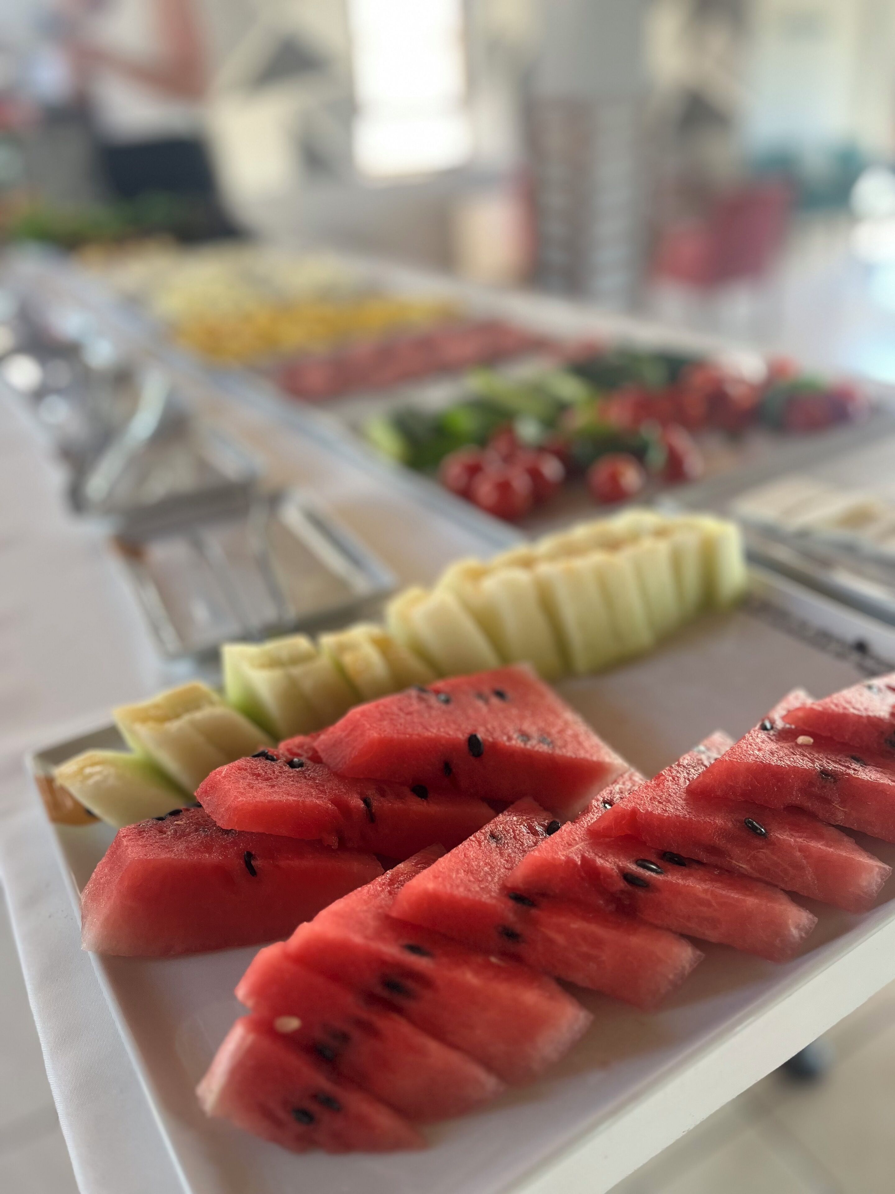 Un bufé con diversas frutas y verduras.