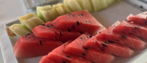 Un bufé con diversas frutas y verduras.