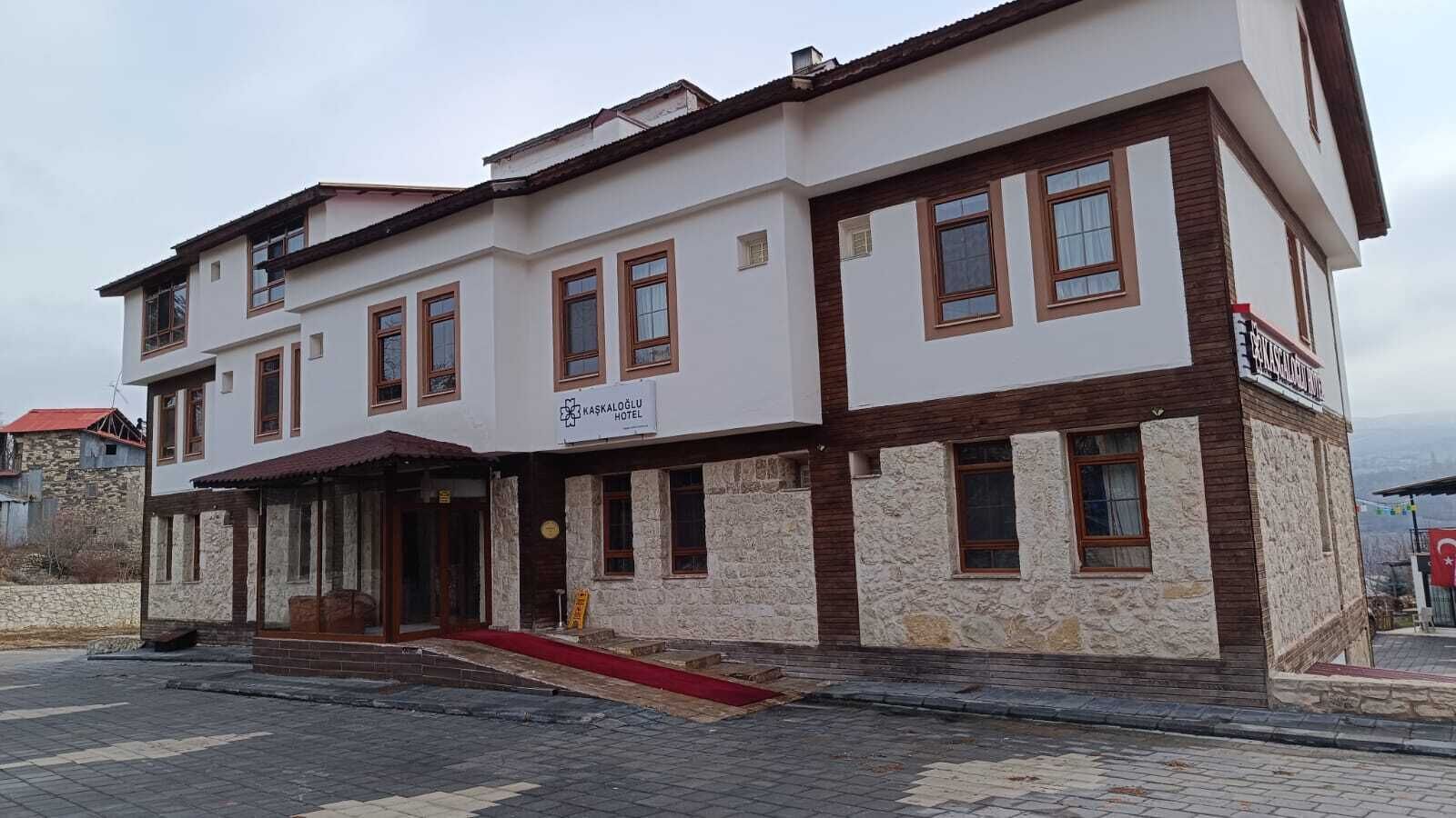 A two-story building with a sign reading "KASKALOGLU HOTEL".