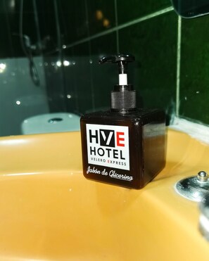 City Twin Room | Bathroom | Towels, soap, shampoo, toilet paper