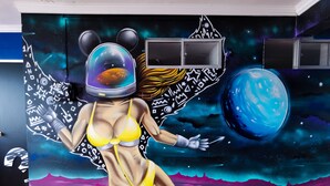 Une fresque murale représentant une œuvre d’art sur le thème de l’espace.