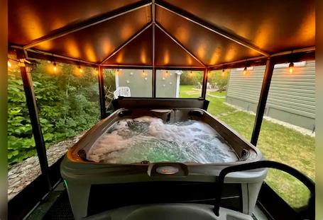 Outdoor spa tub. Family friendly/Cozy vibes