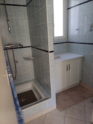 Shower, hair dryer, towels, soap - Vacation home DAMGAN, 200m from beach and fishing, quiet, high-speed WIFI. (Damgan)