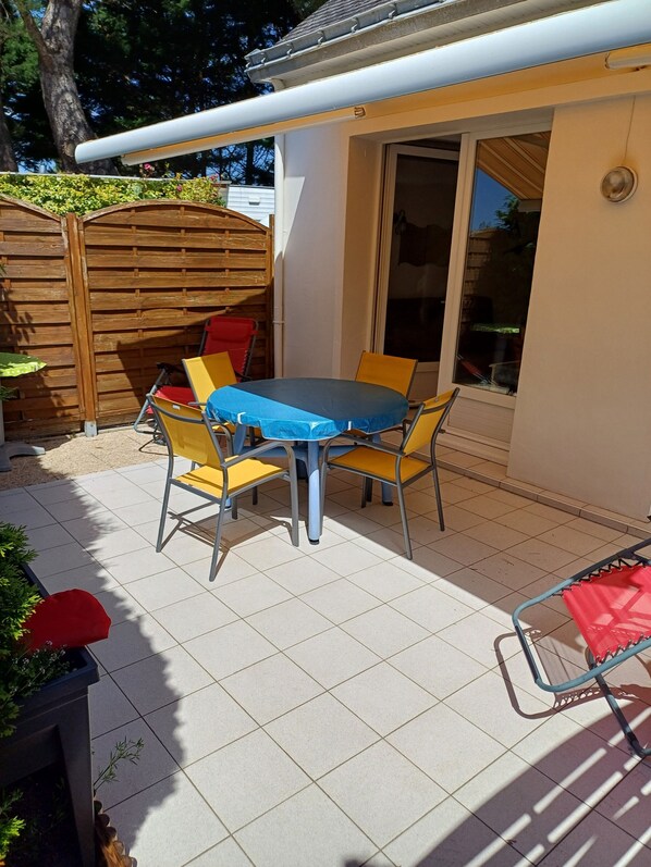 Outdoor dining - Vacation home DAMGAN, 200m from beach and fishing, quiet, high-speed WIFI. (Damgan)