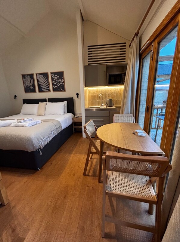 1 habitación, tabla de planchar con plancha, internet y ropa de cama 