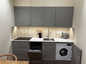 Frigorífico, microondas, horno y placa de cocina