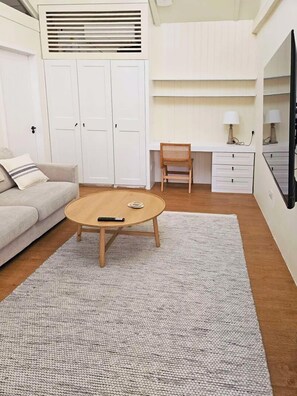TV - Quadruple 1-bedroom - Studio Guest House, Sleeps 4 (Royston)