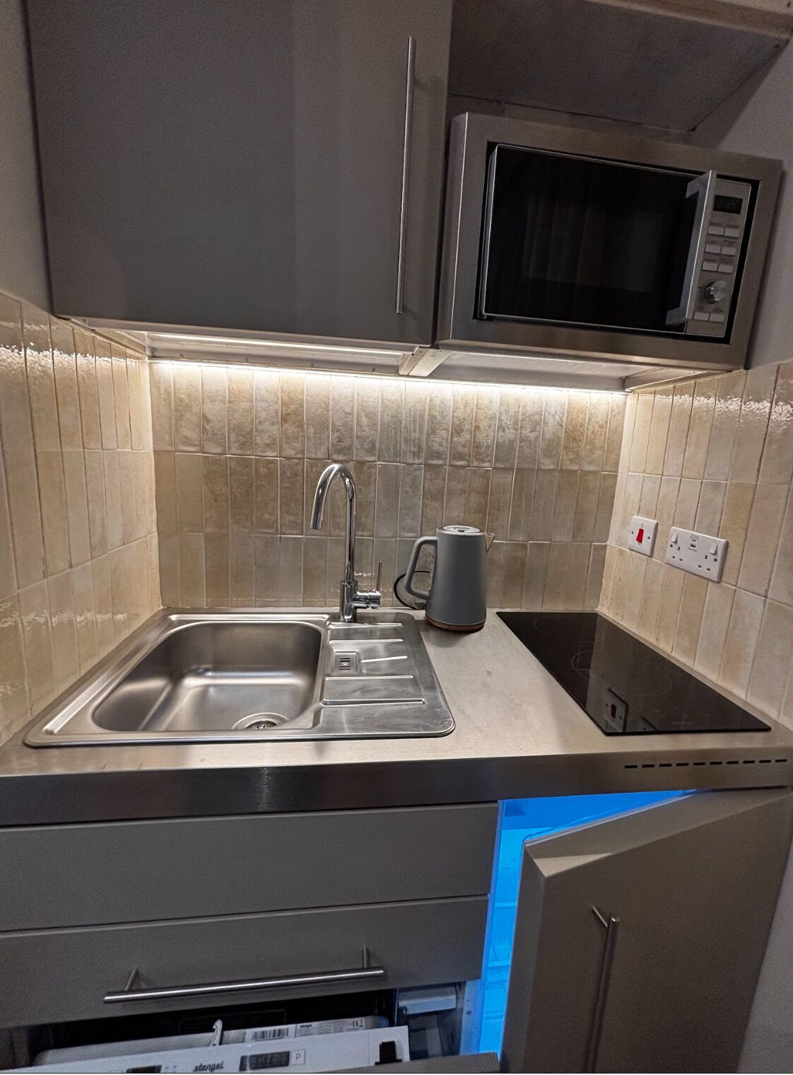 Refrigerador, microondas, horno y parrilla de estufa 