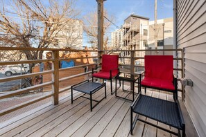 Property grounds - Modern 3 BR Apt - 5 Mins to Downtown Sleeps 10 (Chicago)