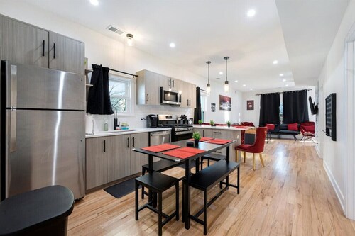 Modern 3 BR Apt - 5 Mins to Downtown Sleeps 10
