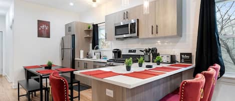 Mikrobølgeovn, ovn, kokeplater og oppvaskmaskin