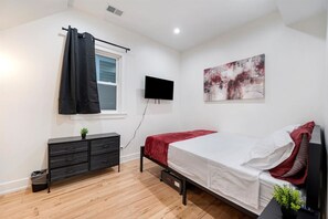 3 makuuhuonetta, työpöytä, silitysrauta/-lauta, vauvan matkasänky