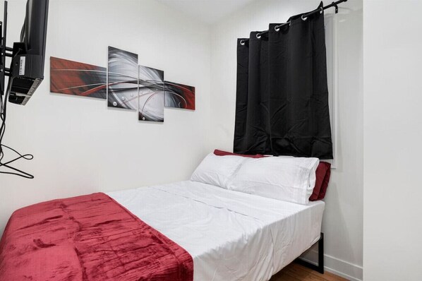 3 habitaciones, escritorio y tabla de planchar con plancha