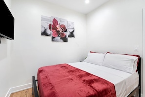 3 bedrooms, desk, iron/ironing board, travel cot - Modern 3 BR Apt - 5 Mins to Downtown Sleeps 10 (Chicago)