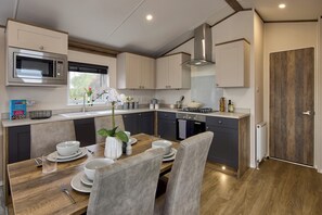 Fridge, coffee/tea maker - Billing Aquadrome Hot Tub Caravan - Pet MI20 (Northampton)