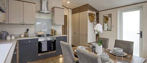 Kjøleskap og kaffetrakter/tekoker