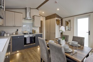 Kühlschrank, Wasserkocher mit Kaffee-/Teezubehör