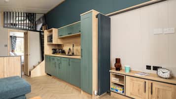 Fridge, coffee/tea maker