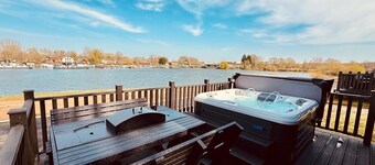Azure Horizons - Retreat Hot Tub Glamping Pod GV03