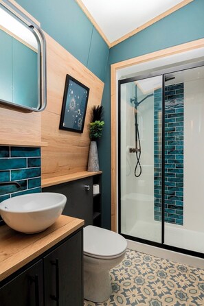 Towels - Azure Horizons - Retreat Hot Tub Glamping Pod 04 (Northampton)