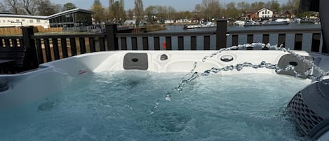 Outdoor spa tub