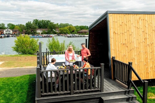 Azure Horizons - Retreat Hot Tub Glamping Pod 04