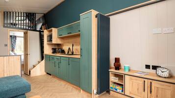 Fridge, coffee/tea maker