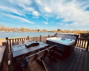 Outdoor dining - Azure Horizons– Retreat Hot Tub Glamping PF GV9 (Northampton)