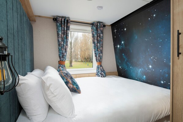 2 bedrooms, bed sheets