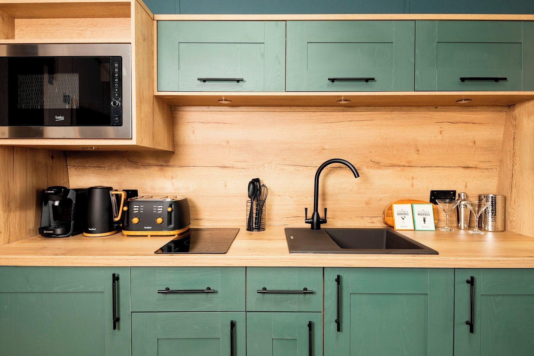 Fridge, coffee/tea maker