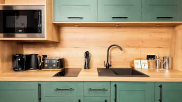 Fridge, coffee/tea maker