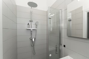 Studio Deluxe | Salle de bain | Douche, douche à « effet pluie », sèche-cheveux