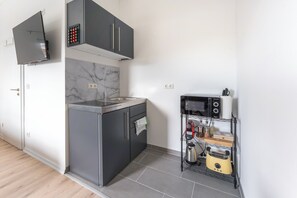 Deluxe Studio | Private kitchen | Fridge, microwave, stovetop, electric kettle - Lit Living-Luxury-Box Spring - Parking (Altenstadt)