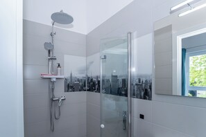 Deluxe Studio | Bathroom | Shower, rainfall showerhead, hair dryer, heated floors - Lit Living-Luxury-Box Spring - Parking (Altenstadt)