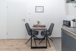 Deluxe Studio | Private kitchen | Fridge, microwave, stovetop, electric kettle - Lit Living-Luxury-Box Spring - Parking (Altenstadt)