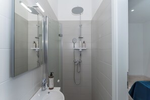 Deluxe Studio | Bathroom | Shower, rainfall showerhead, hair dryer, heated floors