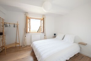 3 bedrooms, desk, iron/ironing board, travel cot