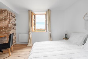 3 bedrooms, desk, iron/ironing board, travel crib