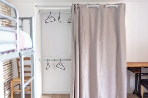 3 habitaciones, escritorio y tabla de planchar con plancha 